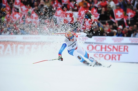 Skifahrer der ein Ski-Alpin Rennen fährt.