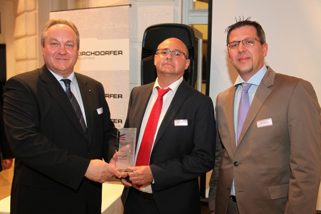 Burkhard Winterfeld, Geschäftsführer von HKL Baumaschinen Austria GmbH, überreicht als Vertreter der Fachjury „Baumaschinen“ den Preis an Dieter Reuberger und Martin Rothaler von WOLFFKRAN Austria