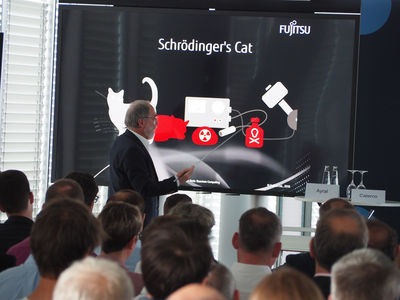 Blick aus dem Publikum nach Vorne, Prof. Dr. Helmut Krcmar zeigt auf einen Bildschirm auf dem "Schrödingers Cat" steht.