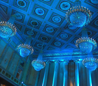 Der in blaues Licht gehüllte Festsaal im Konzerthaus.