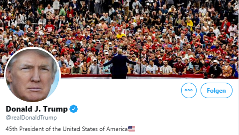 Screenshot von Donald Trumps Twitterprofil. Sein Titelbild zeigt ihn bei einer Rede vor einer begeisterten Menschenmasse. Sein Profilbild zeigt nur sein Gesicht, er blickt direkt in die Kamera, ohne zu lächeln.