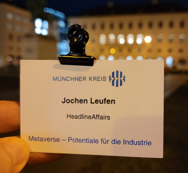 Auf dem Bild sieht man eine Visitenkarte vom Münchner Kreis. Zu lesen ist "Jochen Leufen HeadlineAffairs Metaverse-Potentiale für die Industrie"