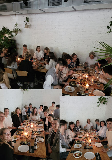 Die Collage zeigt das gesamte HA-Team im AMARi. Die Mitarbeitenden sitzen an ihren Tischen, auf denen Speisen und Getränke zu sehen sind. Man