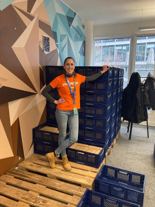 CSR-Projektmanagerin Theresa bei der Freiwilligenaktion im Münchner Amazon Office